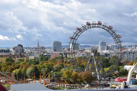 Private Transfer from Warsaw to Vienna with 2h of Sightseeing