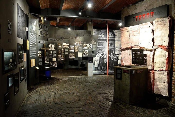 Old Town with Royal Castle + Warsaw Uprising Museum: SMALL GROUP /inc. Pick-up/