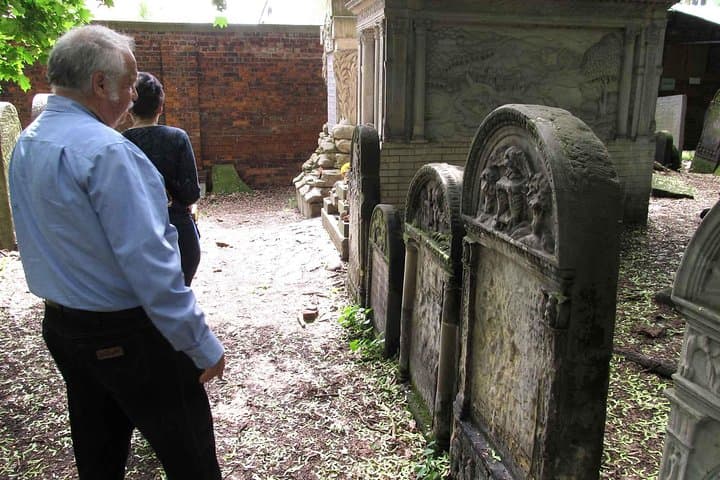 Warsaw Jewish Ghetto: private tour by retro car with hotel pickup