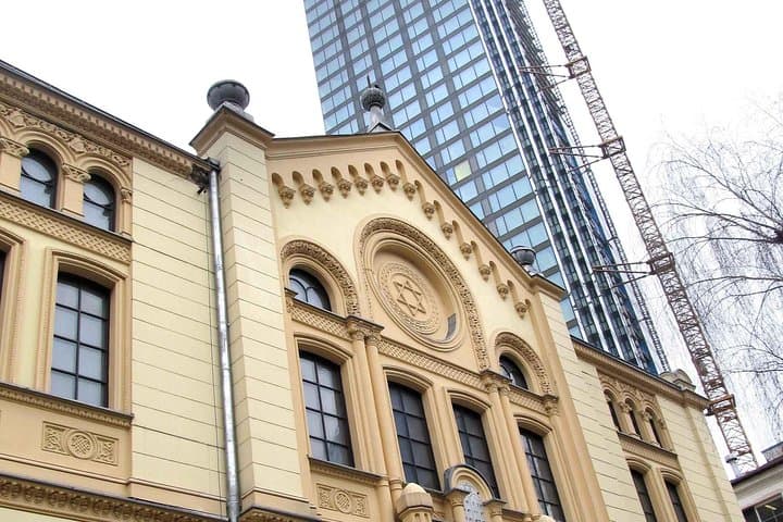 Warsaw Jewish Ghetto: private tour by retro car with hotel pickup