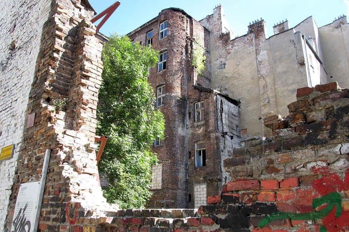 Warsaw Jewish Ghetto: private tour by retro car with hotel pickup