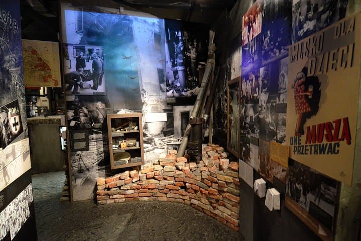 Warsaw Uprising Museum (1944) + Wilanow Palace: PRIVATE TOUR /inc. Pick-up/