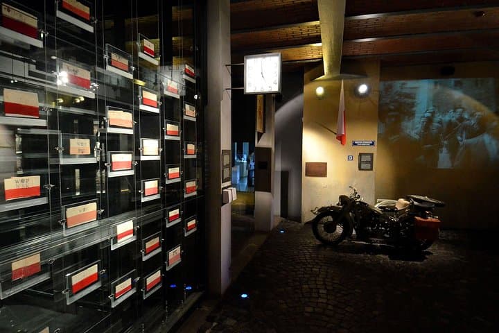 Warsaw Uprising Museum (1944) + Wilanow Palace: PRIVATE TOUR /inc. Pick-up/