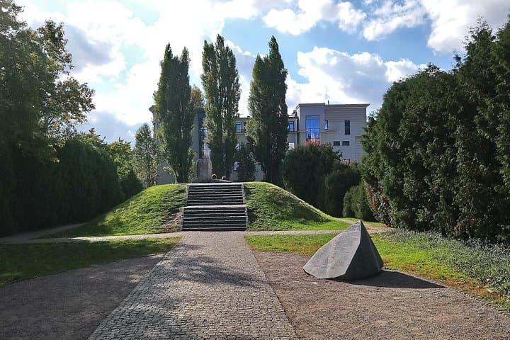 Monument in Miła Street
