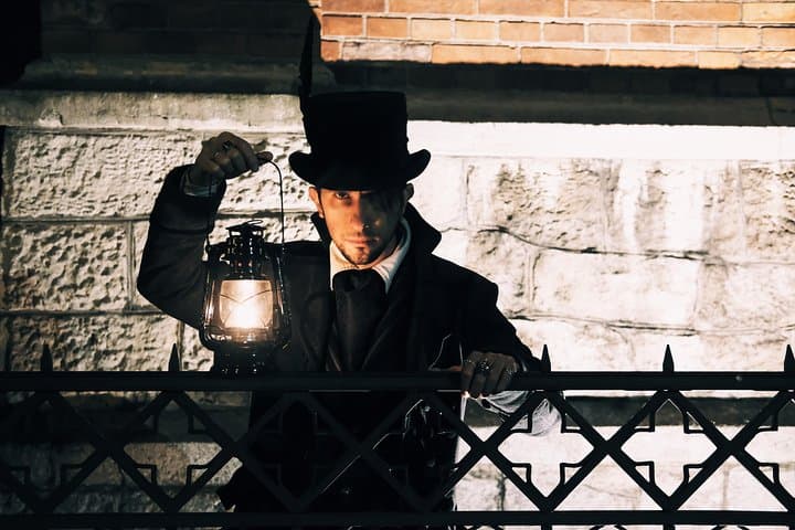 Narrators in period costume at Mysterium Tours