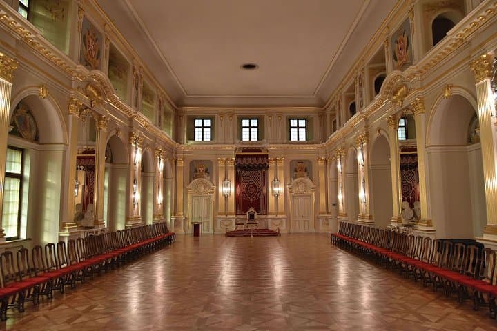 Skip-the-Line Warsaw Royal Castle Private Guided Tour