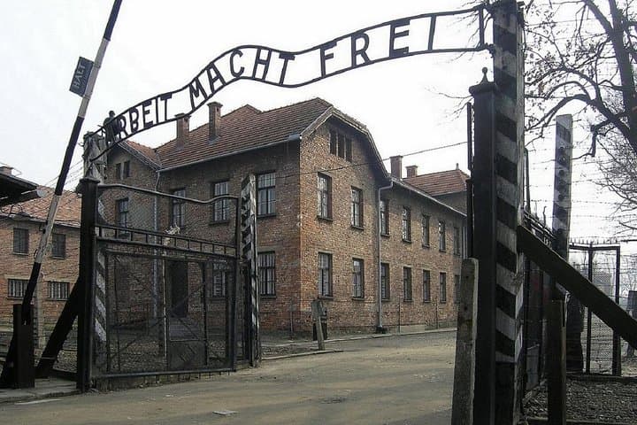 Warsaw to Auschwitz and Krakow Old Town Full-Day Trip by Car