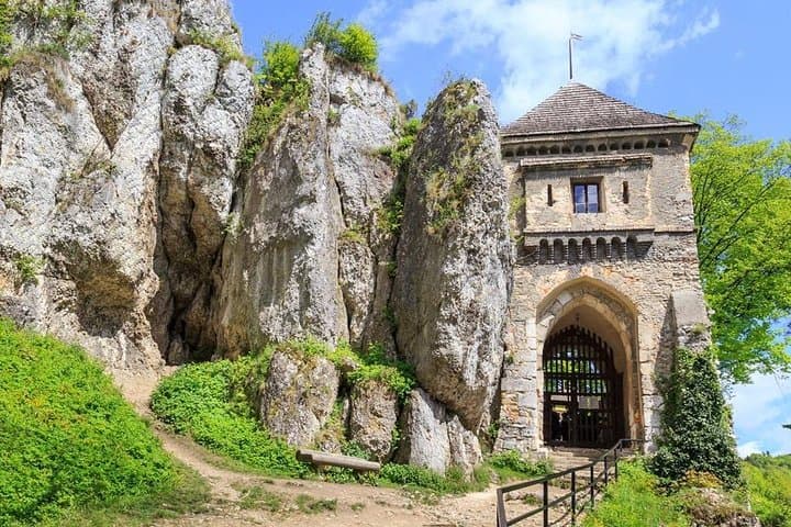 Ogrodzieniec Castle & Ojcow National Park Tour