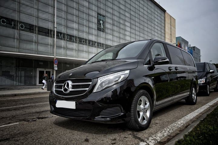 CO2-Offset Arrival Transfer Warsaw Airport WAW to Warsaw City