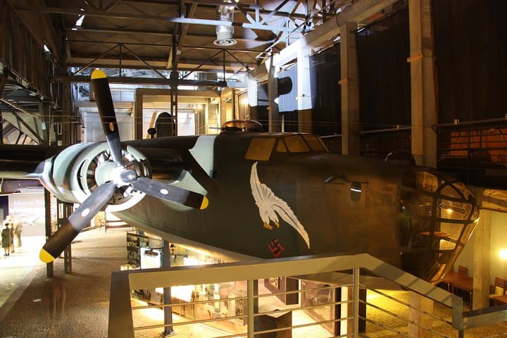 Warsaw Uprising Museum (1944) + Wilanow Palace: SMALL GROUP /inc. Pick-up/