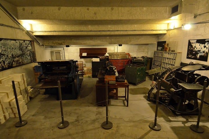 Warsaw Uprising Museum (1944) + Wilanow Palace: SMALL GROUP /inc. Pick-up/