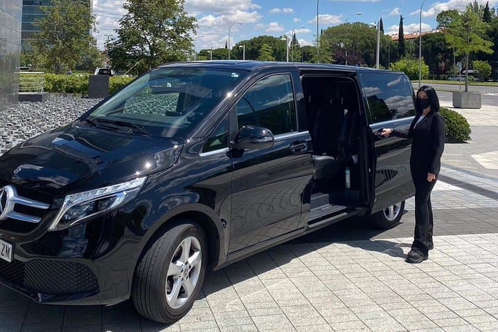 Private 4-hour City Tour of Krakow with driver and guide and Hotel pick-up