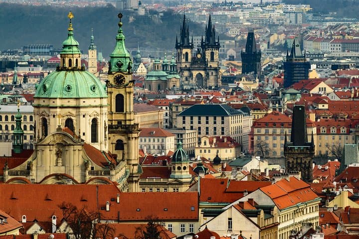 Luxury transport from/to Warsaw - Prague / Václav Havel Airport by private car