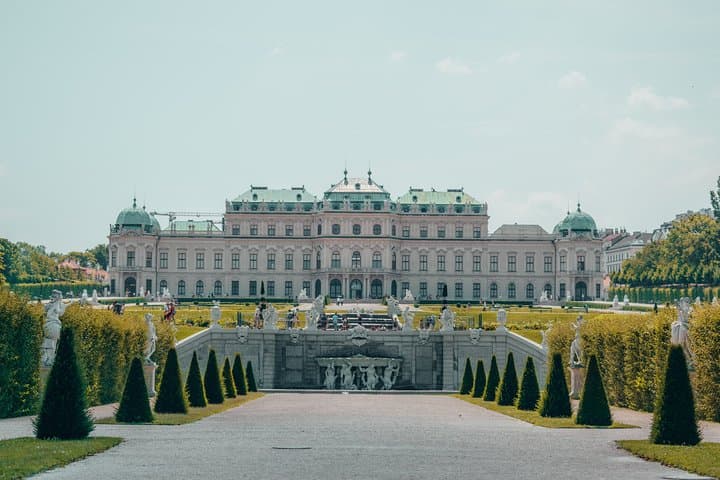 Luxury transport from/to Warsaw - Vienna / International Airport by private van