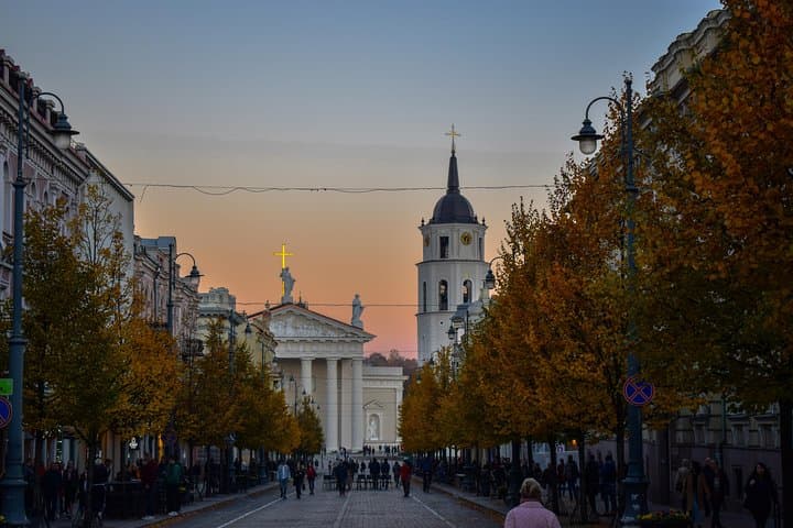 Luxury transport from/to Warsaw - Vilnius / International Airport by private car