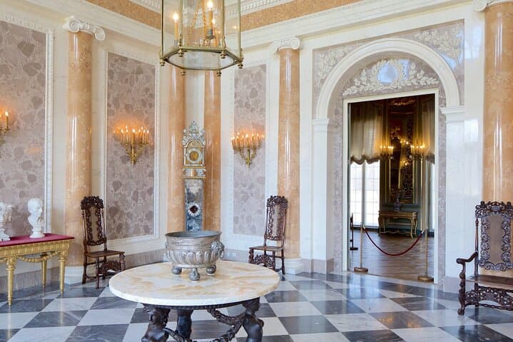 Wilanów Royal Palace + Polish Vodka Museum: SMALL GROUP /inc. Pick-up/