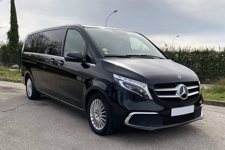 Arrival Transfer: Chopin Airport WAW to Warsaw by Van