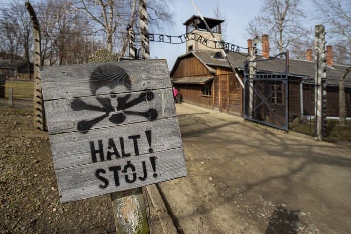 Auschwitz Birkenau Tour with Pickup and Lunch