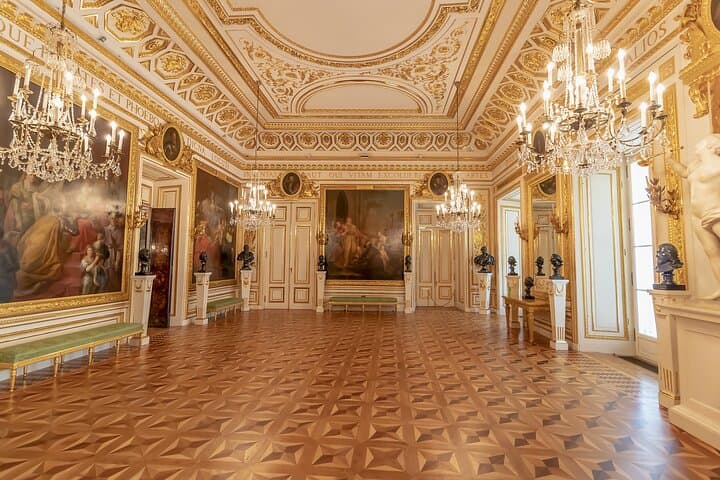 Skip-the-Line Royal Castle in Warsaw Private or Group Tour