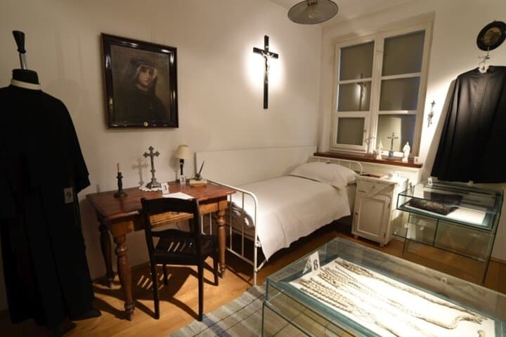 Krakow: Pope John Paul II History: Guided Tour - Home & Sanctuary