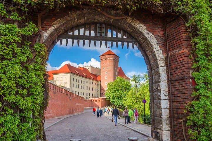 Wawel Castle Treasury & Armoury Skip the Line Private Tour