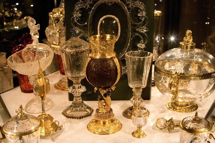 Wawel Castle Treasury & Armoury Skip the Line Private Tour