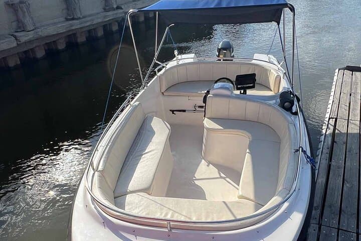 2h Private Cruise for 4 on Vistula in Warsaw with our Helmsman