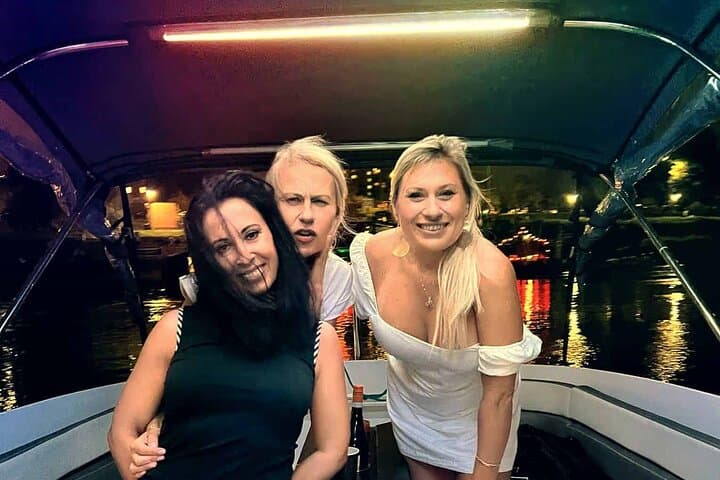 Private 2 Hour Motorboat Tour on Vistula in Warsaw for 9