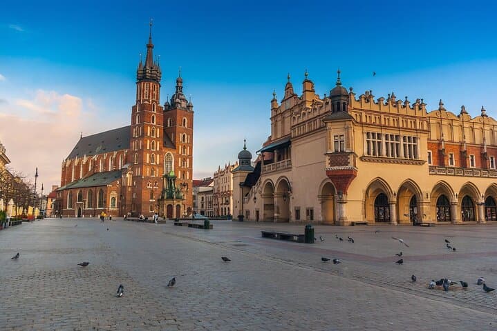 Explore Krakow: UNESCO Old Town, Medieval Streets & Landmarks