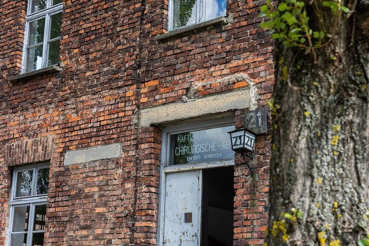 Auschwitz Birkenau Tour from Krakow: Private Transfer + Ticket