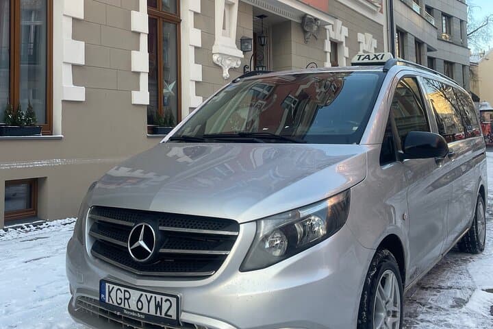 Private Warsaw Modlin/Chopin/Pyrzowice and Kraków Airport Transfer to Krakow