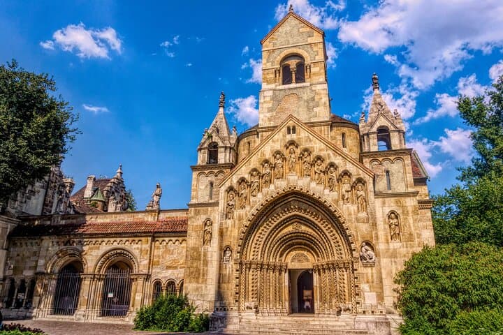 Private transfer from Krakow to Budapest, 2h stop for sightseeing