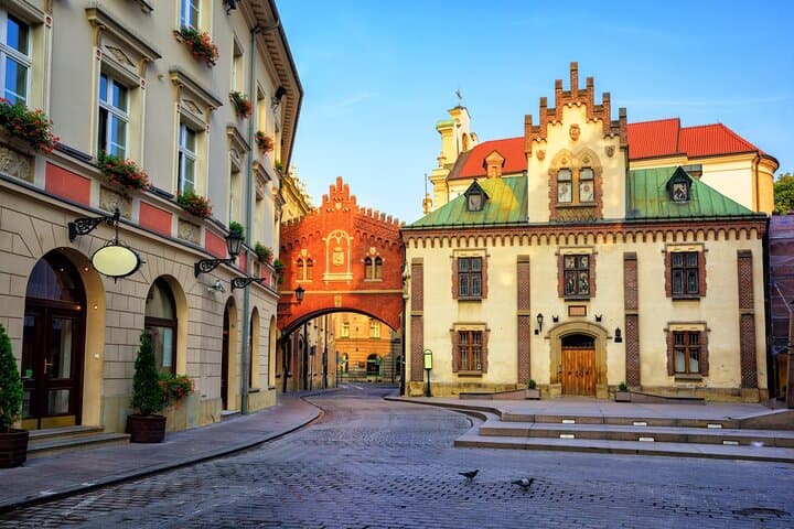 Private Family Tour of Krakow Old Town with Cruise Tickets