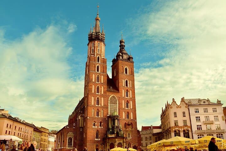 St. Mary’s Basilica: The iconic towers and the famous altarpiece of the Point of Sale Square.