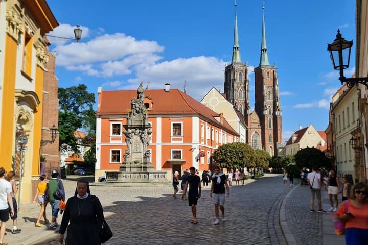 Wroclaw: Tour with RETRO e-bus, 2h Gr. 3-7 people, English-guide