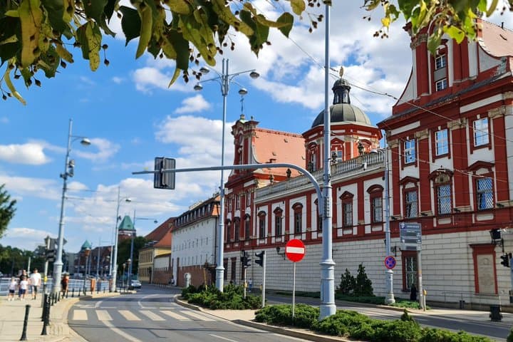 Wroclaw tour, licensed guide + electric car, 2h, gr. 13-15 people