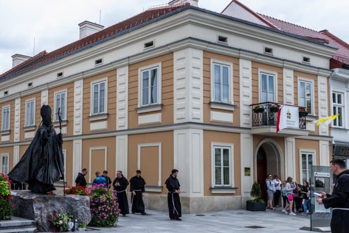 From Krakow: Wadowice Family Home of John Paul II Tour