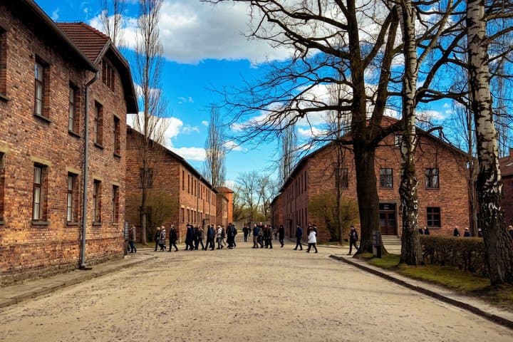 Krakow to Auschwitz Birkenau Guided Tour with Ghetto Visit