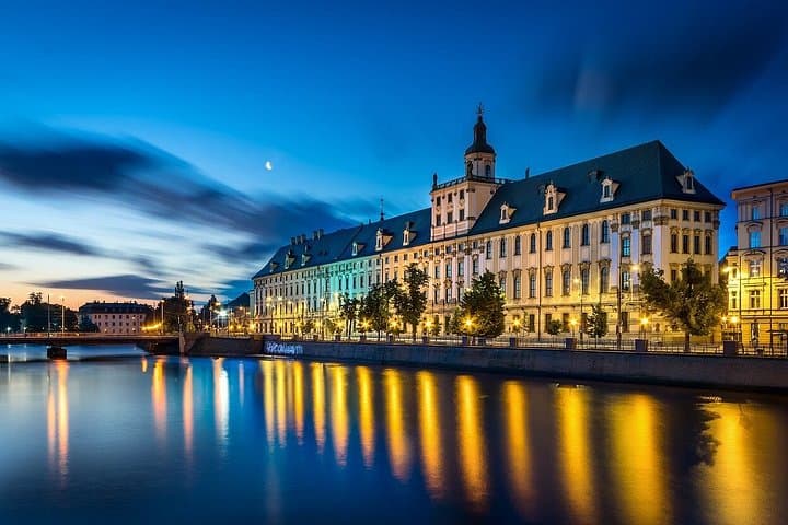 Electric Car Tour with Audio Guide and Historic Photos in Wroclaw