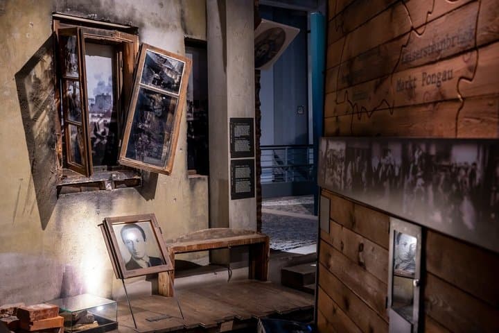 Warsaw Uprising and WWII Private Tour Memorials and City Reborn