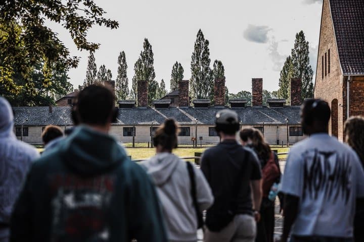 Auschwitz Birkenau Guided Tour with Private Transfer and Tickets