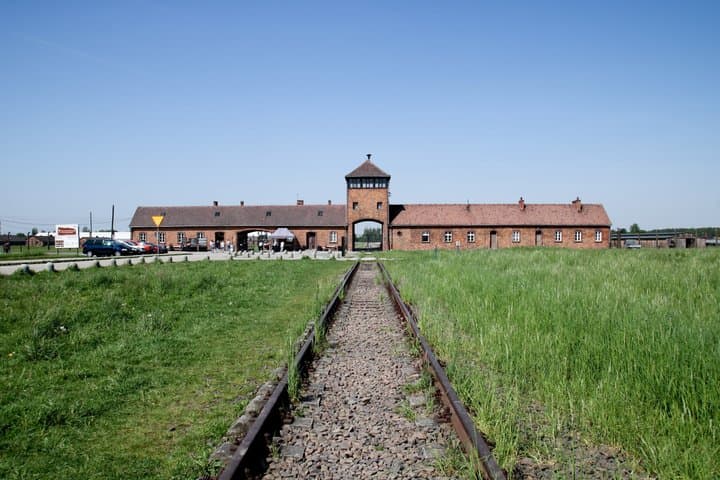 Auschwitz Birkenau Guided Tour and Tickets with Private Transport
