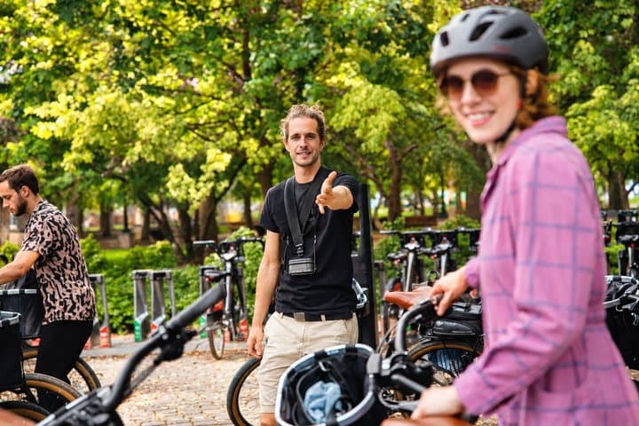 Warsaw Highlights: Old Town and City Centre Guided E-Bike Tour