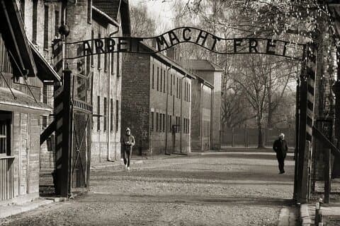 Auschwitz tour (Main gate)