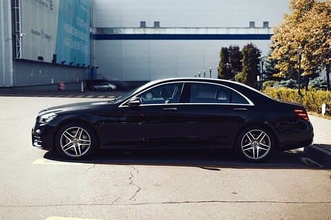 Arrival Transfer: Warsaw Airport WAW to Warsaw by Business Car