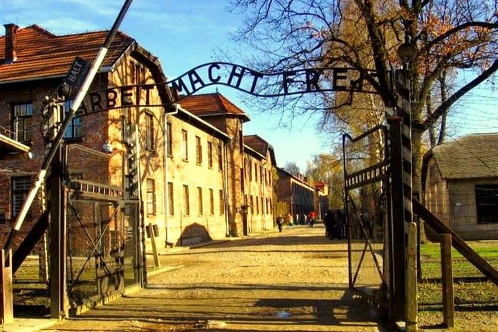 Main gate Arbeit Macht Frei