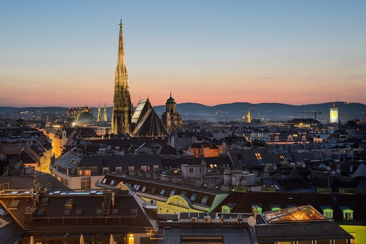 Luxury transport from/to Warsaw - Vienna / International Airport by private car