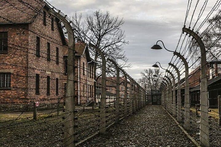 Krakow: Auschwitz Birkenau Memorial Private Tour (Hotel Pickup)